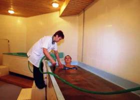 Бальнеотерапия. Подводный душ массаж в железистых водах санатория "Дворцы".  Марциальные воды, Карелия