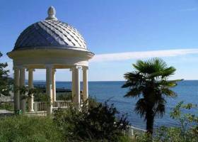Талассотерапия - приморский курорт Сочи на побережье Черного моря в зоне влажных субтропиков