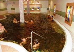 Бальнеотерапия. Лечебный бассейн с йодистыми водами. Лечебная купальня Эржебет в Морахаломе, Венгрия
