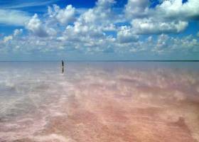Неземной пейзаж -  голубые облака отражаются в розовой воде Эльтона, Волгоградская область
